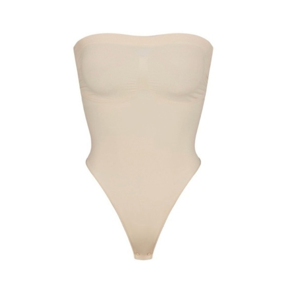 SKIMS SEAMLESS STRAPLESS THONG BODYSUIT NO STRAPS SAND SMALL